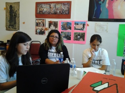 From left to right: Jazmín García, Jhovanna Pérez, and Mónica Villa, explain our policy recommendations to Street Level Health. 